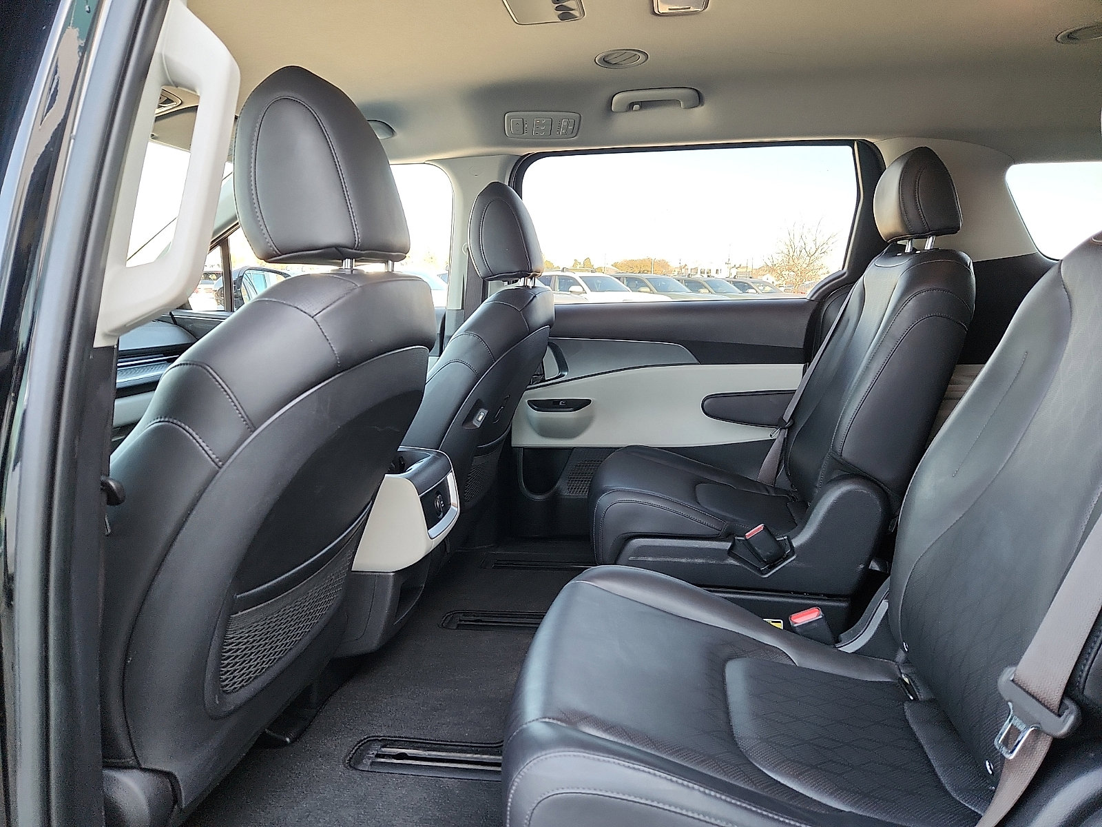 Used 2024 Kia Carnival LX image 13