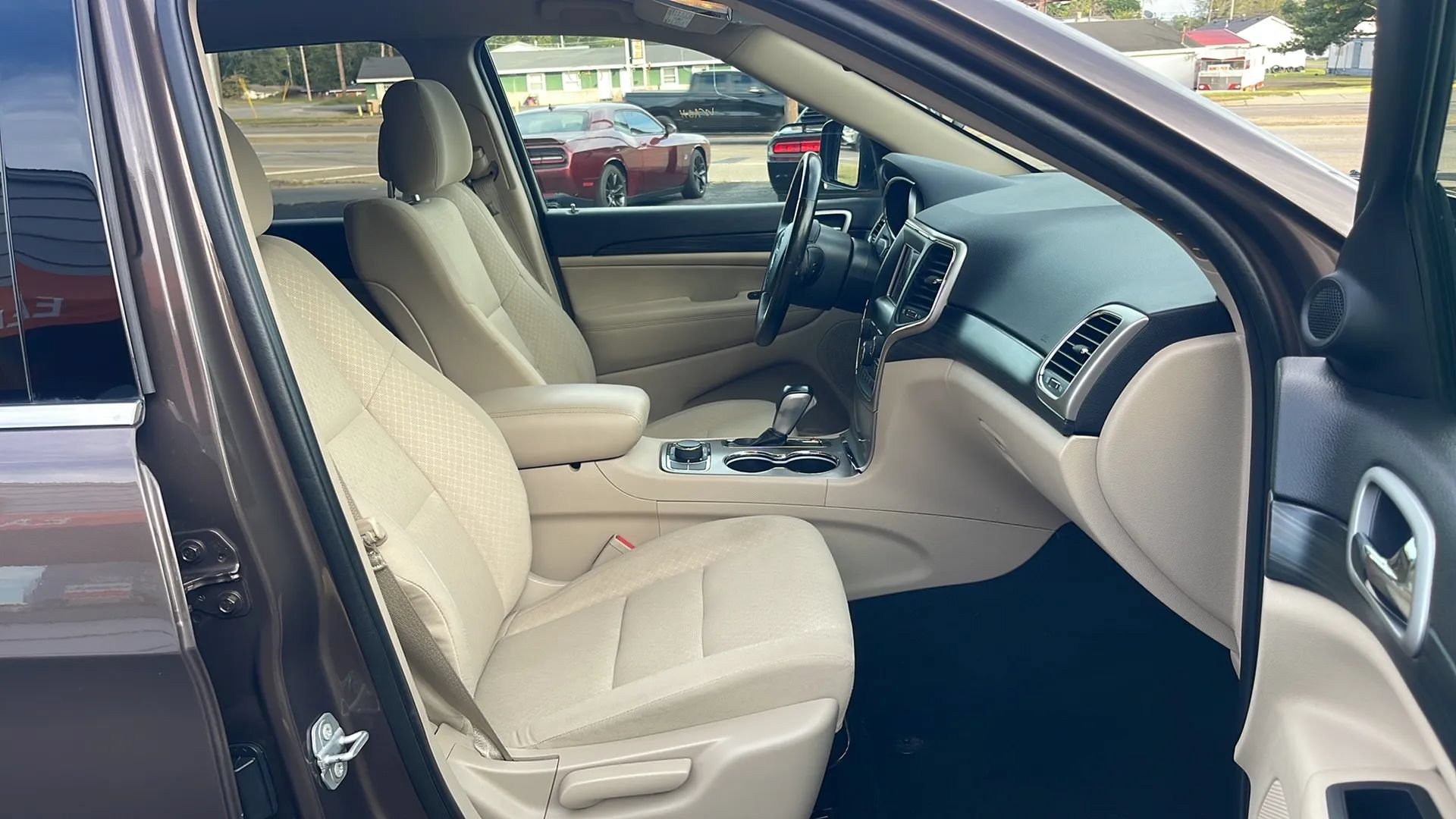 Used 2021 Jeep Grand Cherokee Laredo AWD/4WD image 24