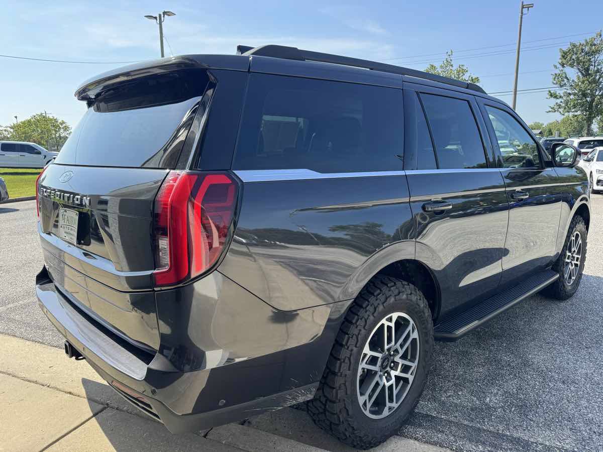 Used 2025 Ford Expedition Active AWD/4WD image 7