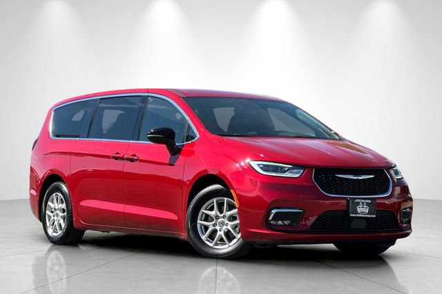 Used 2025 Chrysler Pacifica Select FWD image 2