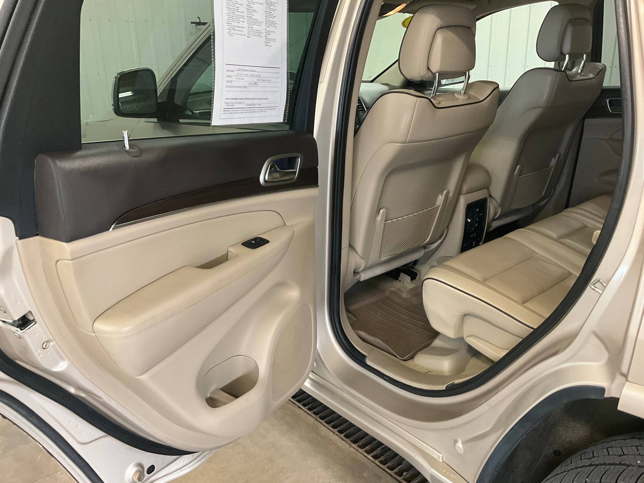 Used 2014 Jeep Grand Cherokee Overland w/ Advanced Technology Group AWD/4WD image 21