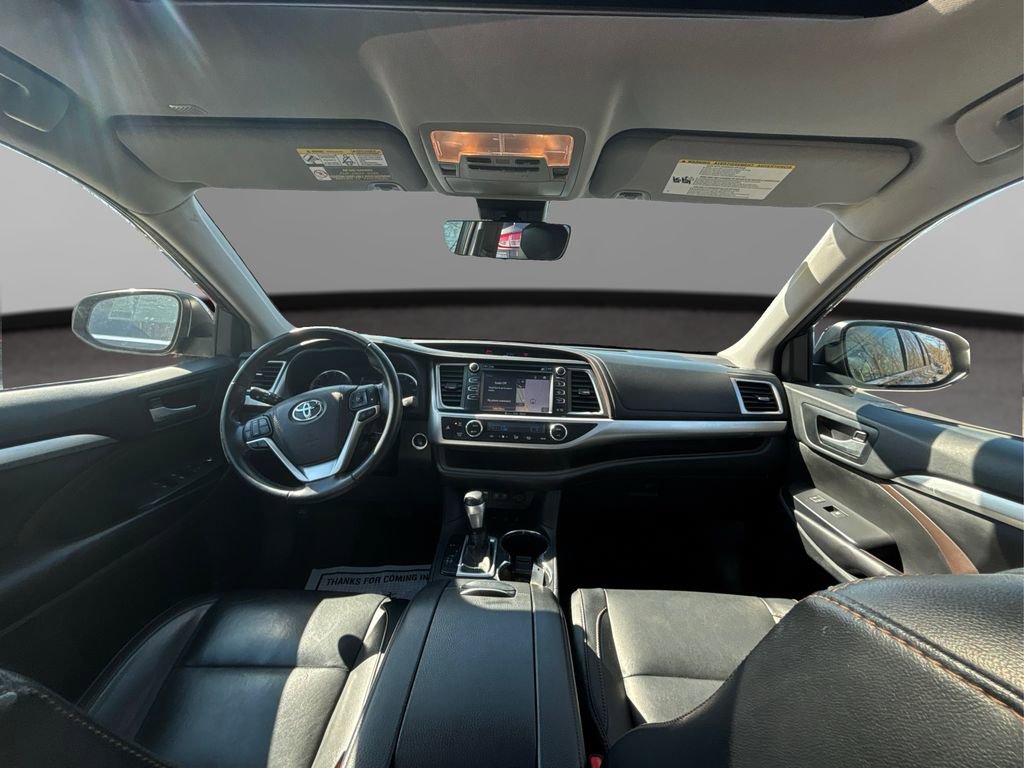 Used 2018 Toyota Highlander XLE w/ Carpet Mat Package (TMS) AWD/4WD image 28