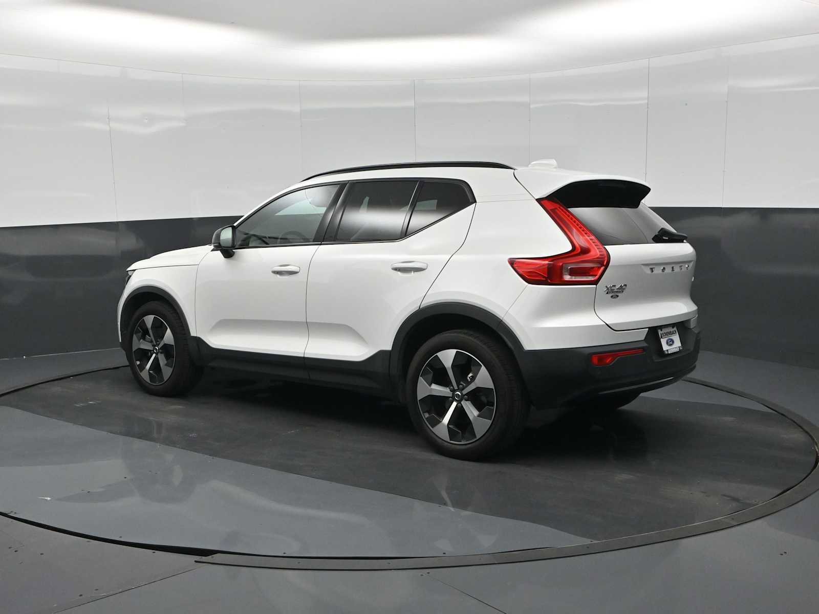 Used 2023 Volvo XC40 B4 Ultimate FWD image 6