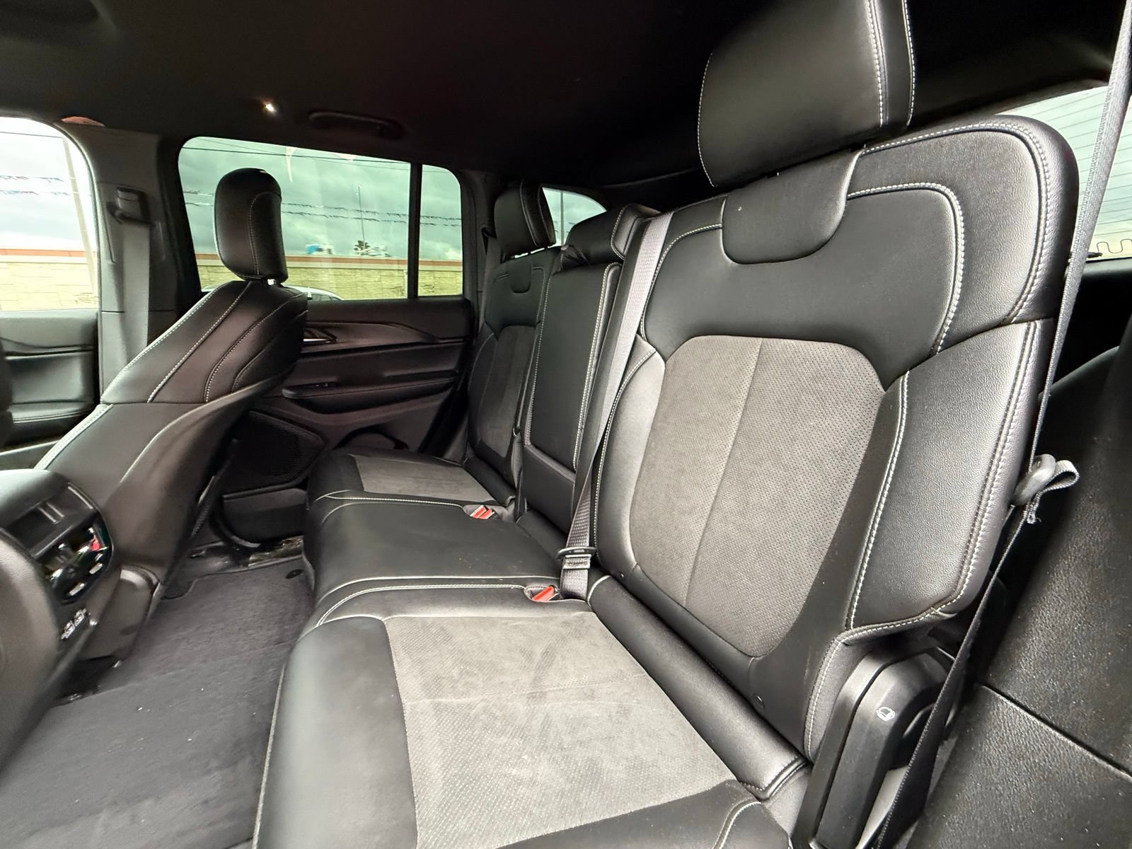 Used 2025 Jeep Grand Cherokee Altitude AWD/4WD image 15