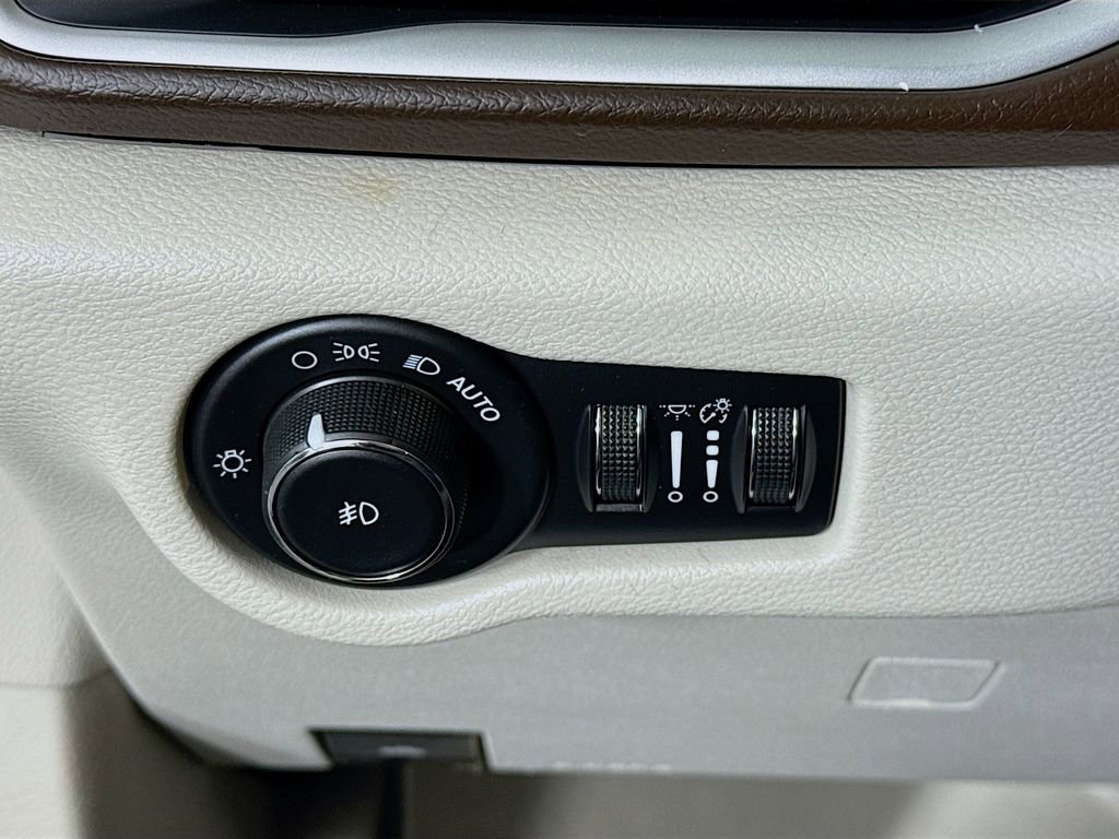 Used 2017 Chrysler Pacifica Touring Plus FWD image 17