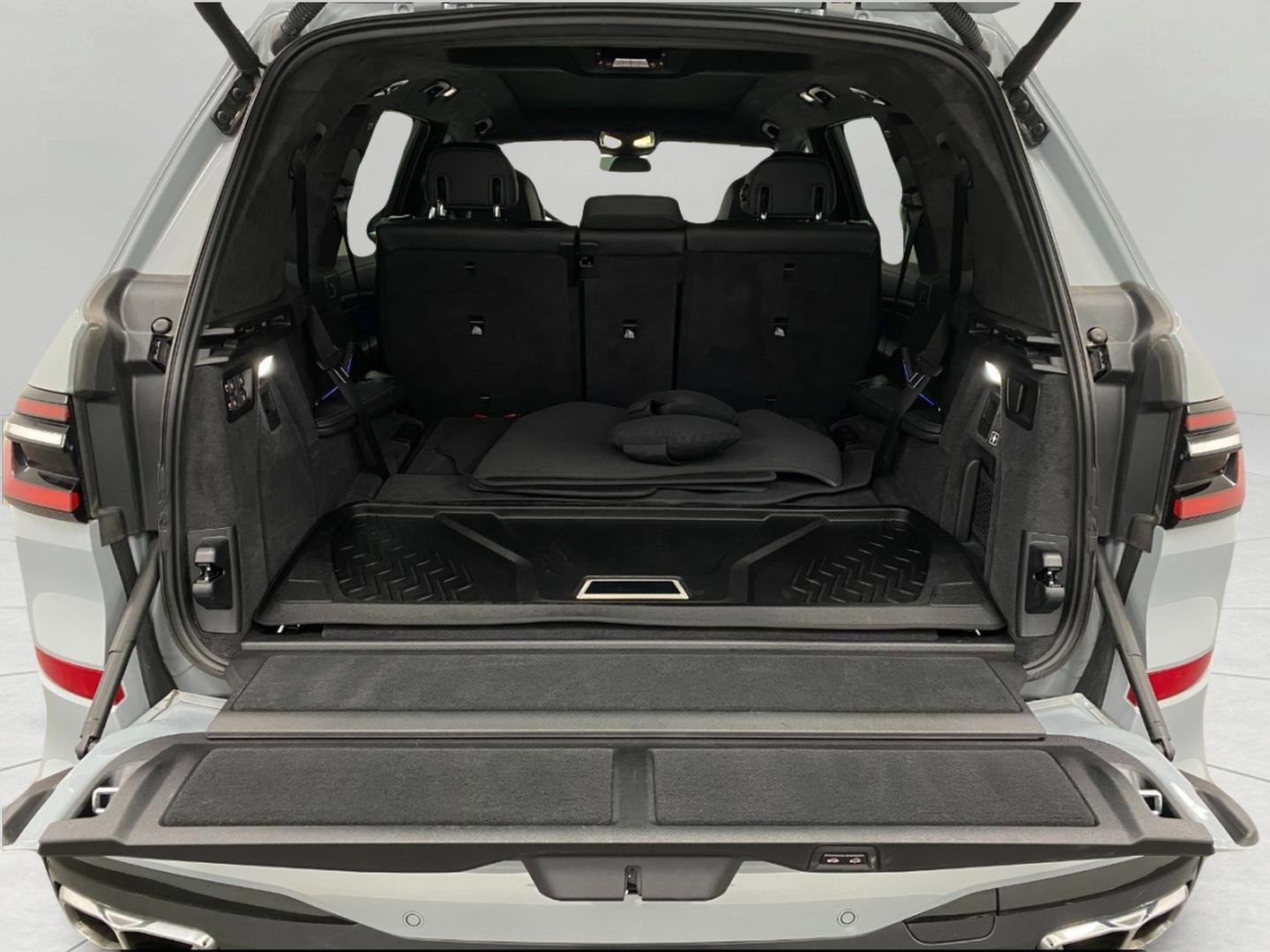 Certified 2025 BMW X7 M60i w/ Climate Comfort Package image 7