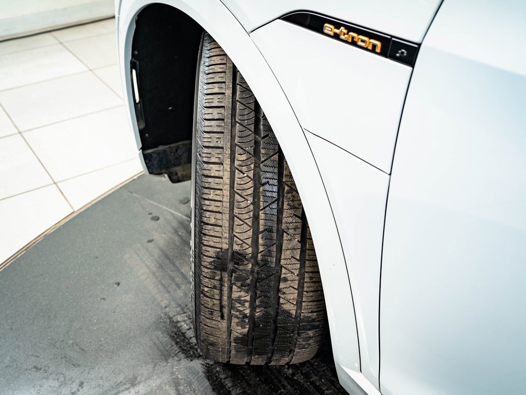 Used 2021 Audi e-tron Prestige w/ Prestige Package image 38