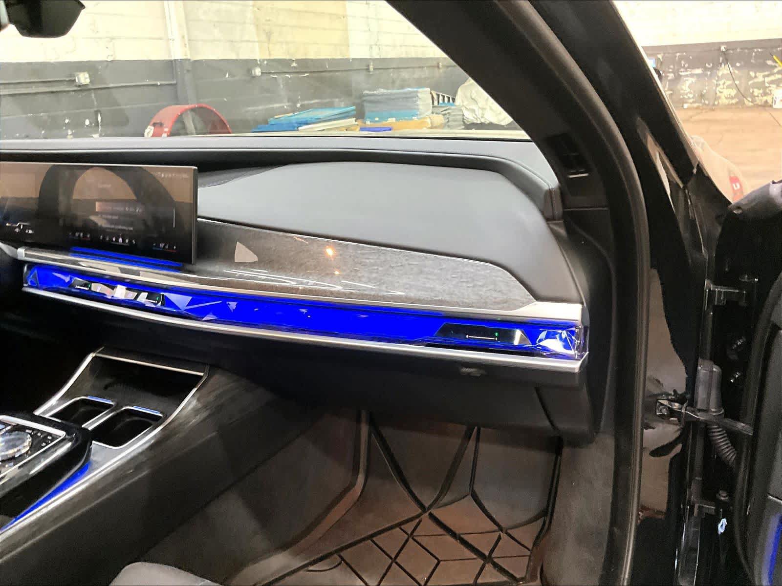 Used 2023 BMW i7 xDrive60 AWD/4WD image 18