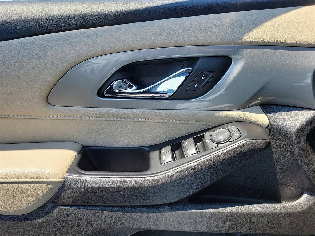 Used 2022 Chevrolet Traverse LS image 17