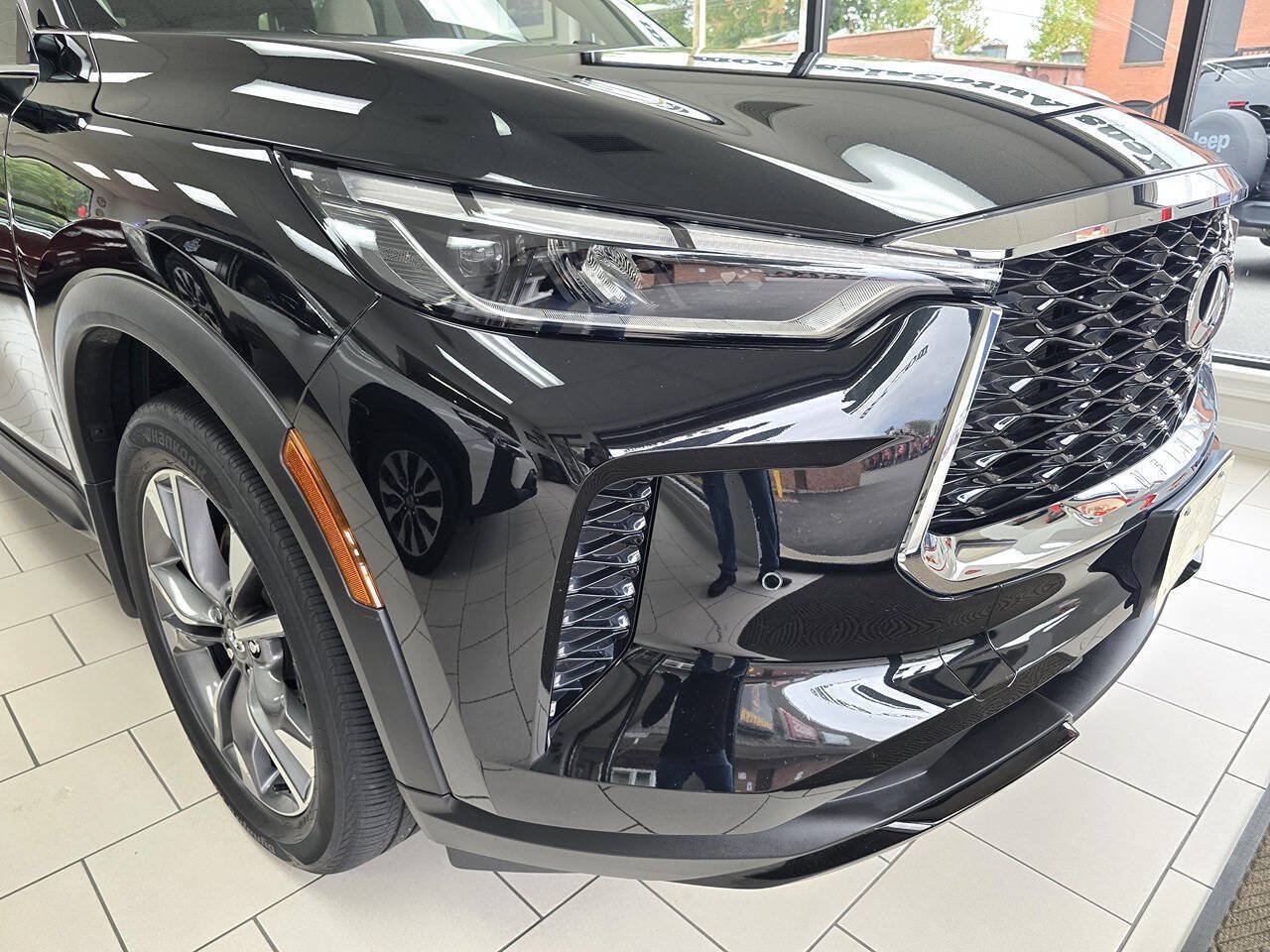 Used 2023 INFINITI QX60 Luxe w/ Cargo Package AWD/4WD image 4