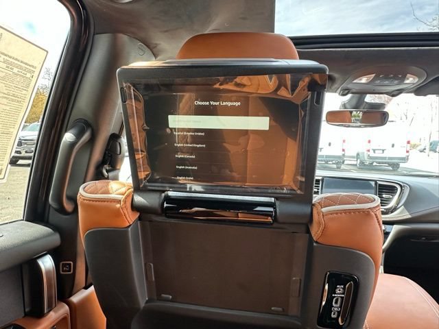 New 2026 Chrysler Pacifica Pinnacle w/ Trailer Tow Group FWD image 30