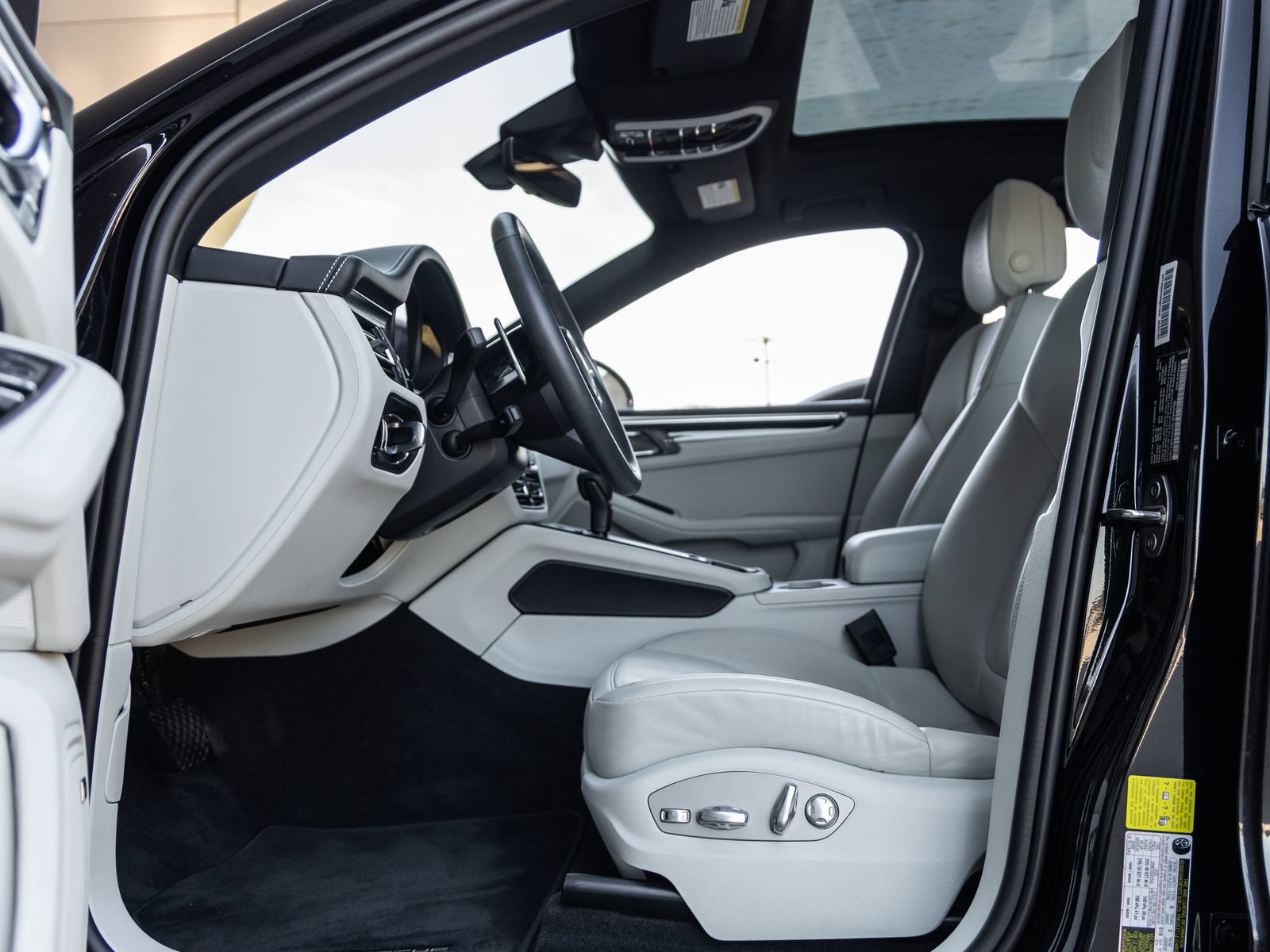 Certified 2024 Porsche Macan S AWD/4WD image 24