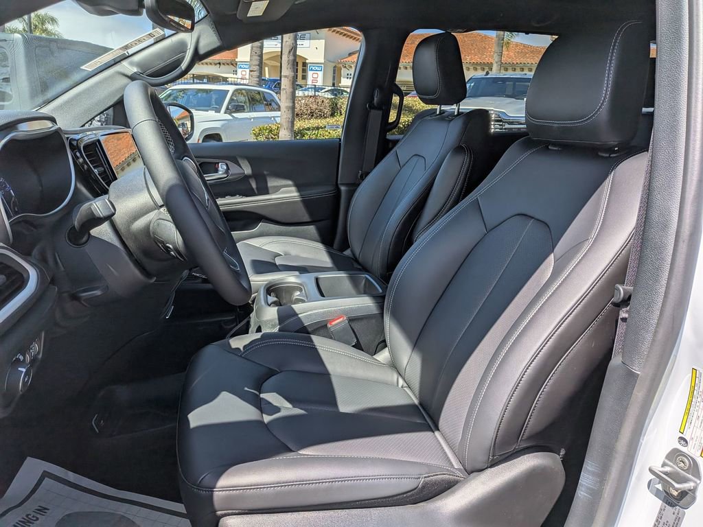 New 2026 Chrysler Pacifica Select image 11