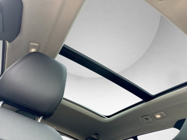 Certified 2025 Volvo XC40 B5 Ultra AWD/4WD image 19