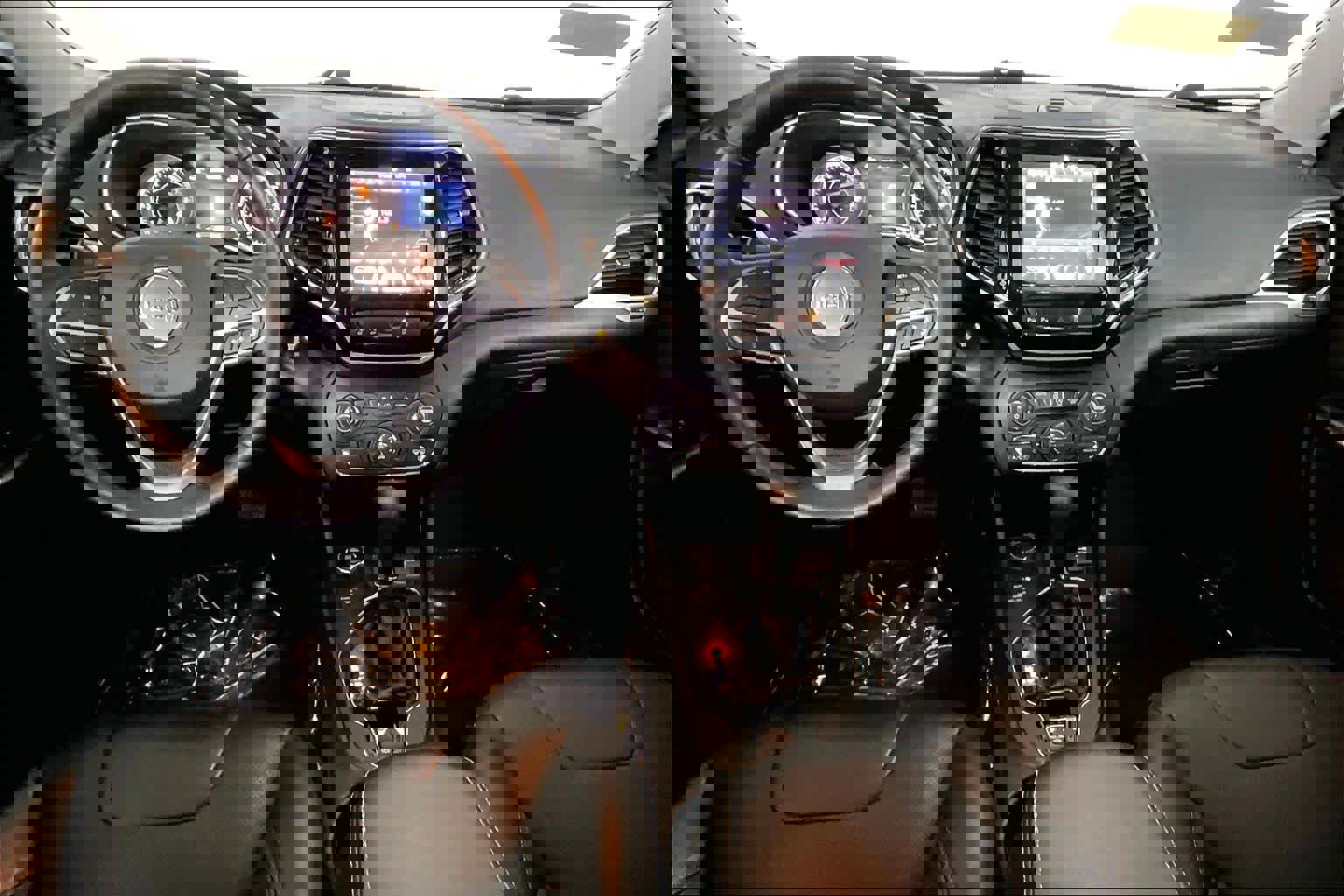 Used 2019 Jeep Cherokee Limited w/ Technology Group AWD/4WD image 15