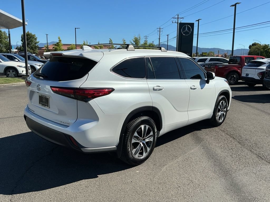 Used 2022 Toyota Highlander XLE AWD/4WD image 7