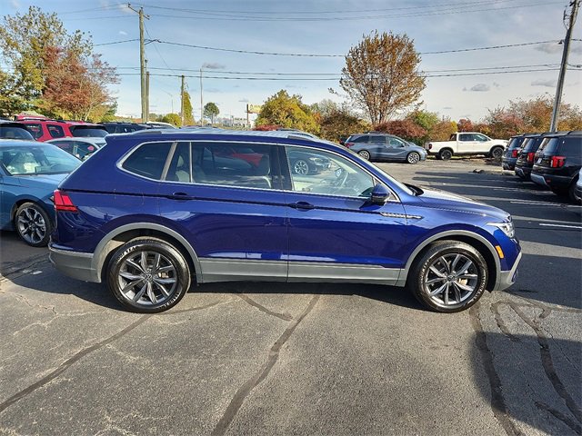 Used 2022 Volkswagen Tiguan SE w/ Panoramic Sunroof Package image 6