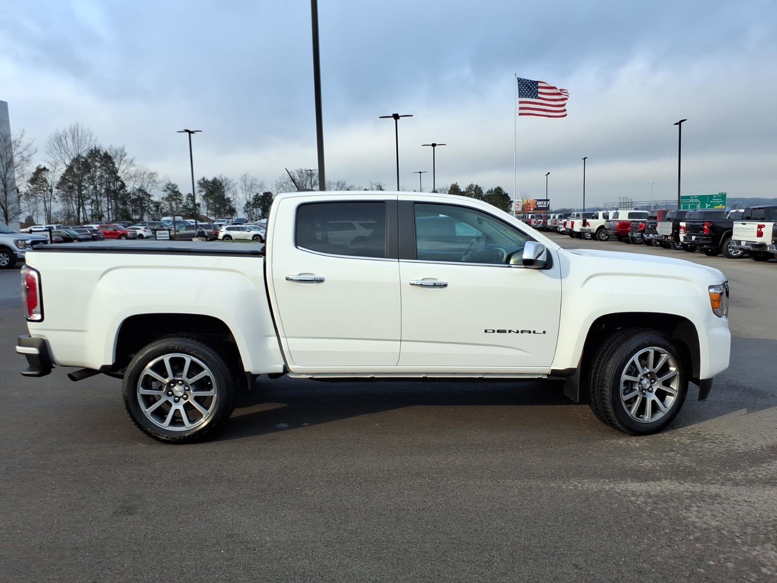 Used 2022 GMC Canyon Denali image 2