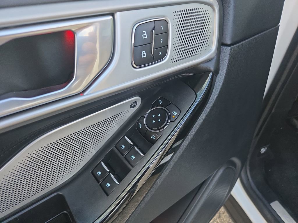 Used 2022 Ford Explorer Platinum w/ Equipment Group 601A image 13