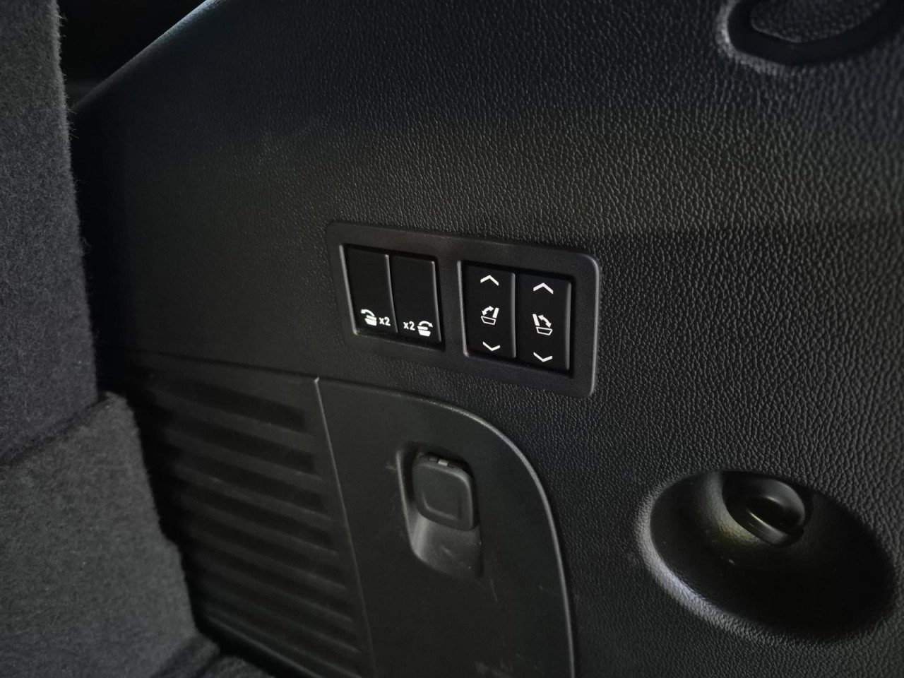 Certified 2020 Cadillac Escalade Premium Luxury image 9