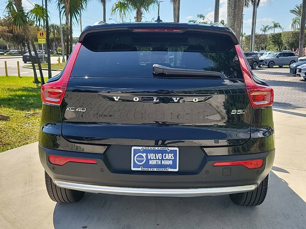 Used 2025 Volvo XC40 B5 Plus image 5