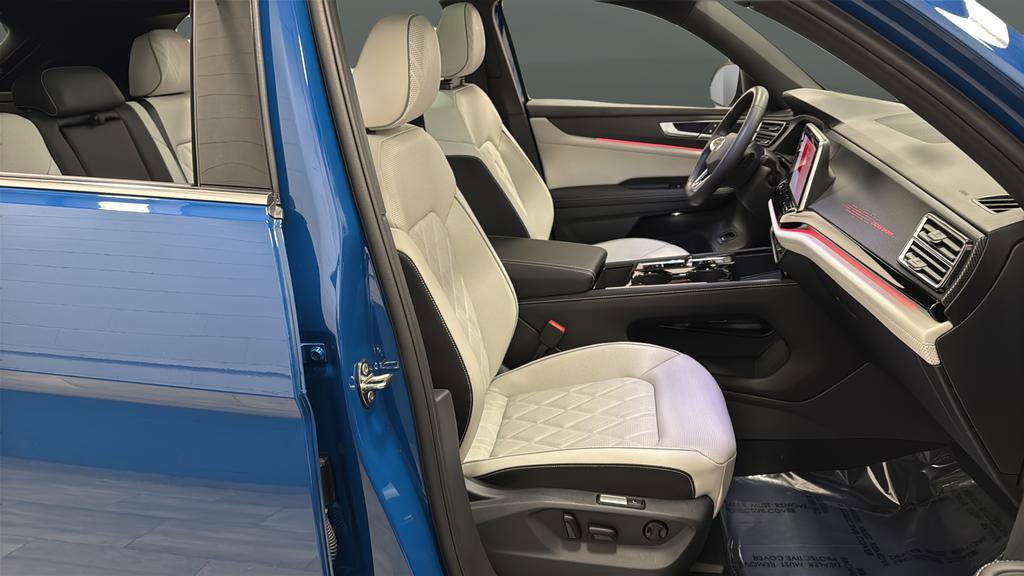 Used 2025 Volkswagen Atlas Cross Sport SEL Premium R-Line image 25