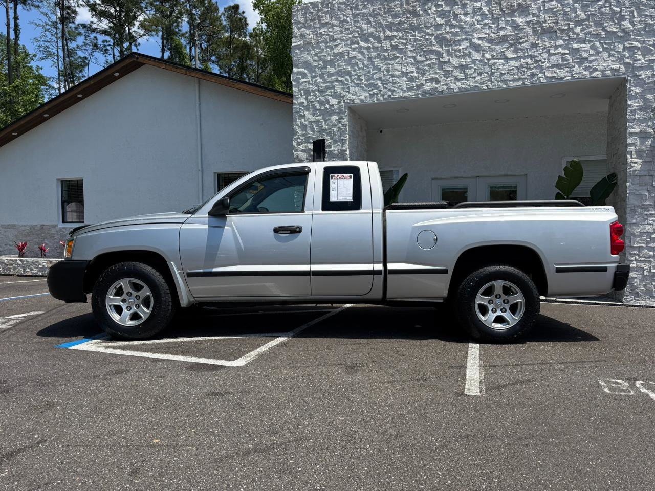 Used 2005 Dodge Dakota ST RWD image 2