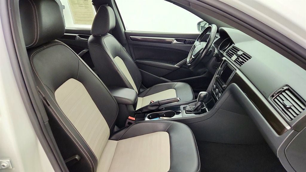 Used 2018 Volkswagen Passat 3.6 FWD image 23
