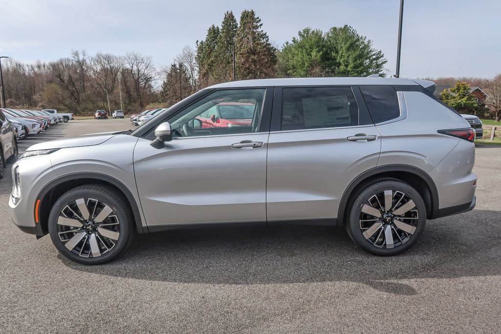 New 2026 Mitsubishi Outlander SE AWD/4WD image 2