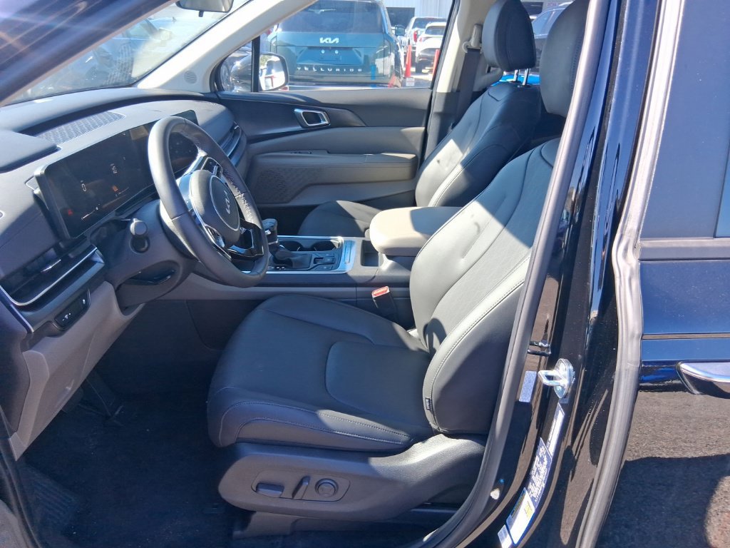 Certified 2026 Kia Carnival FWD image 11