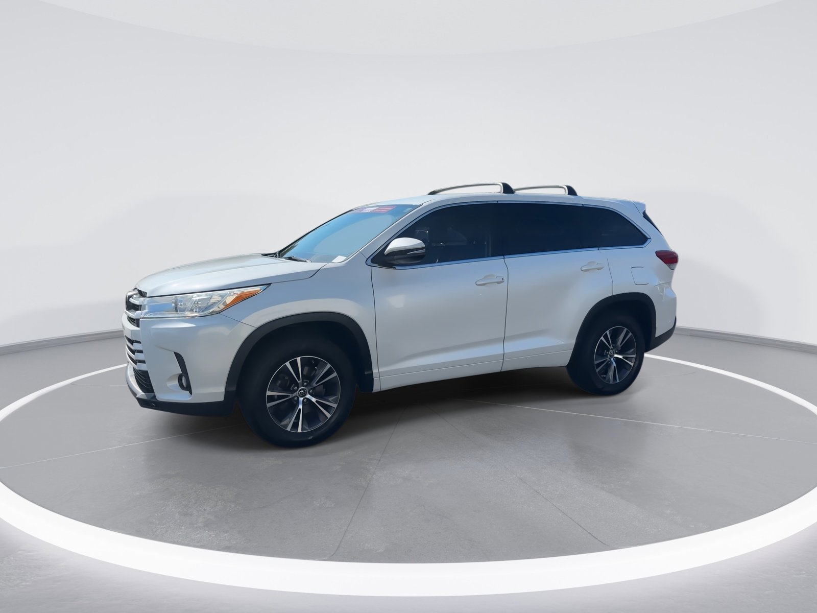 Used 2018 Toyota Highlander Plus FWD image 5