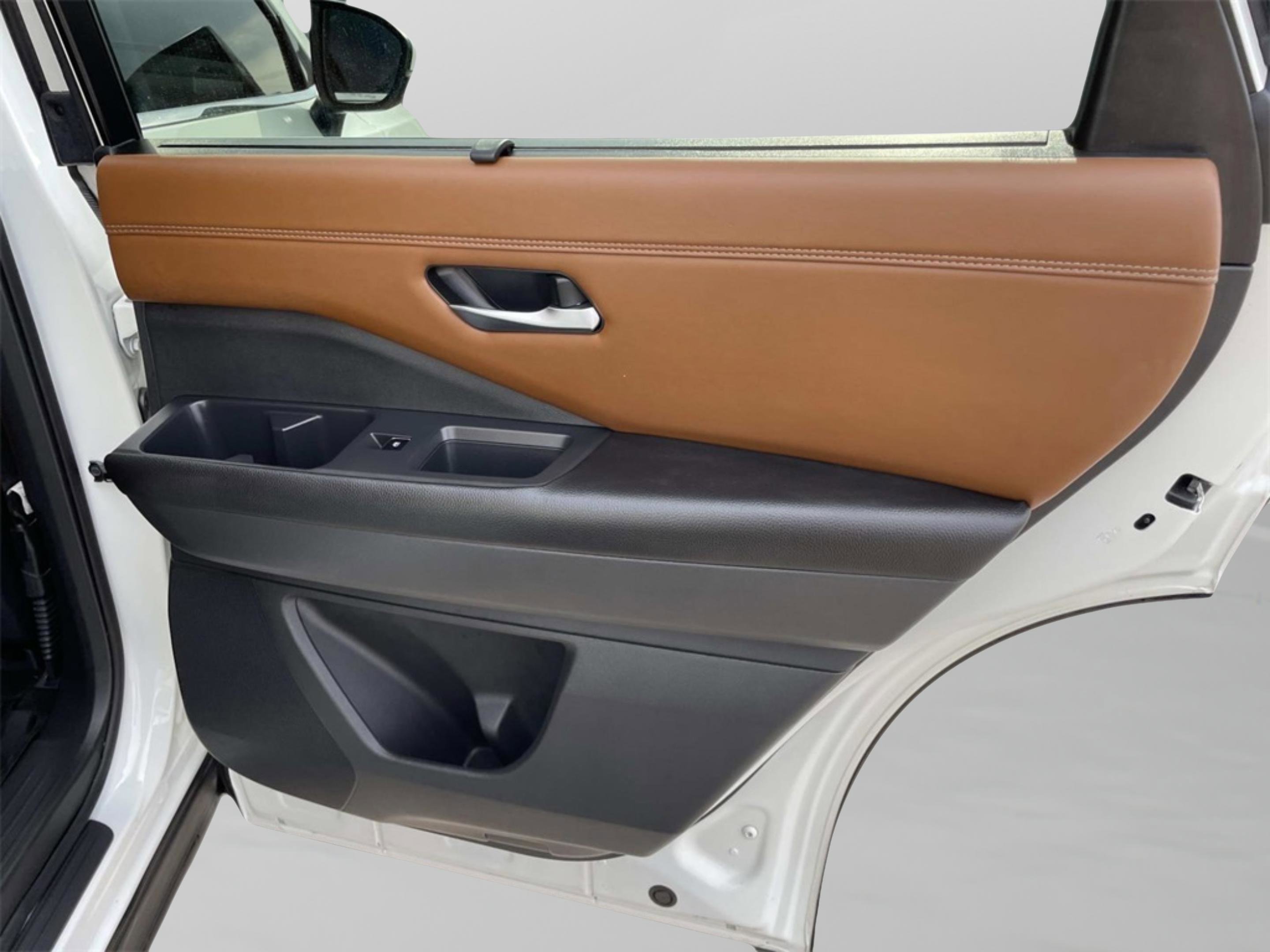 Used 2024 Nissan Pathfinder Platinum w/ Cargo Package image 18