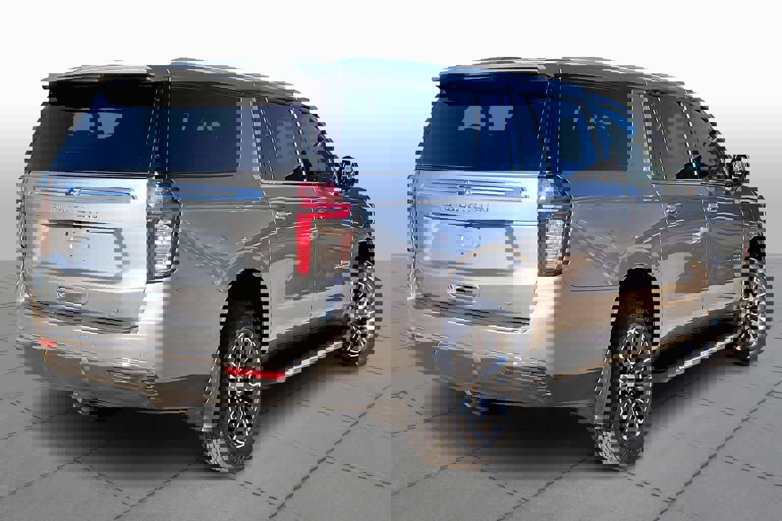 Used 2023 Chevrolet Suburban LT w/ Luxury Package image 12