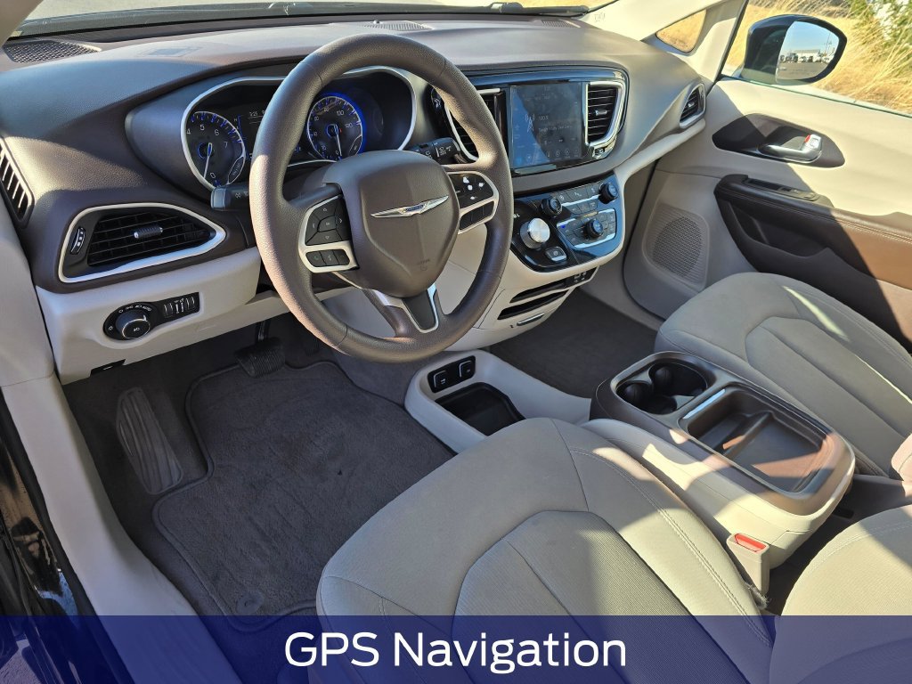 Used 2020 Chrysler Pacifica Touring w/ Tire & Wheel Group FWD image 2