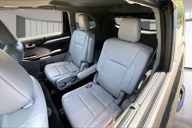 Used 2019 Toyota Highlander XLE FWD image 21