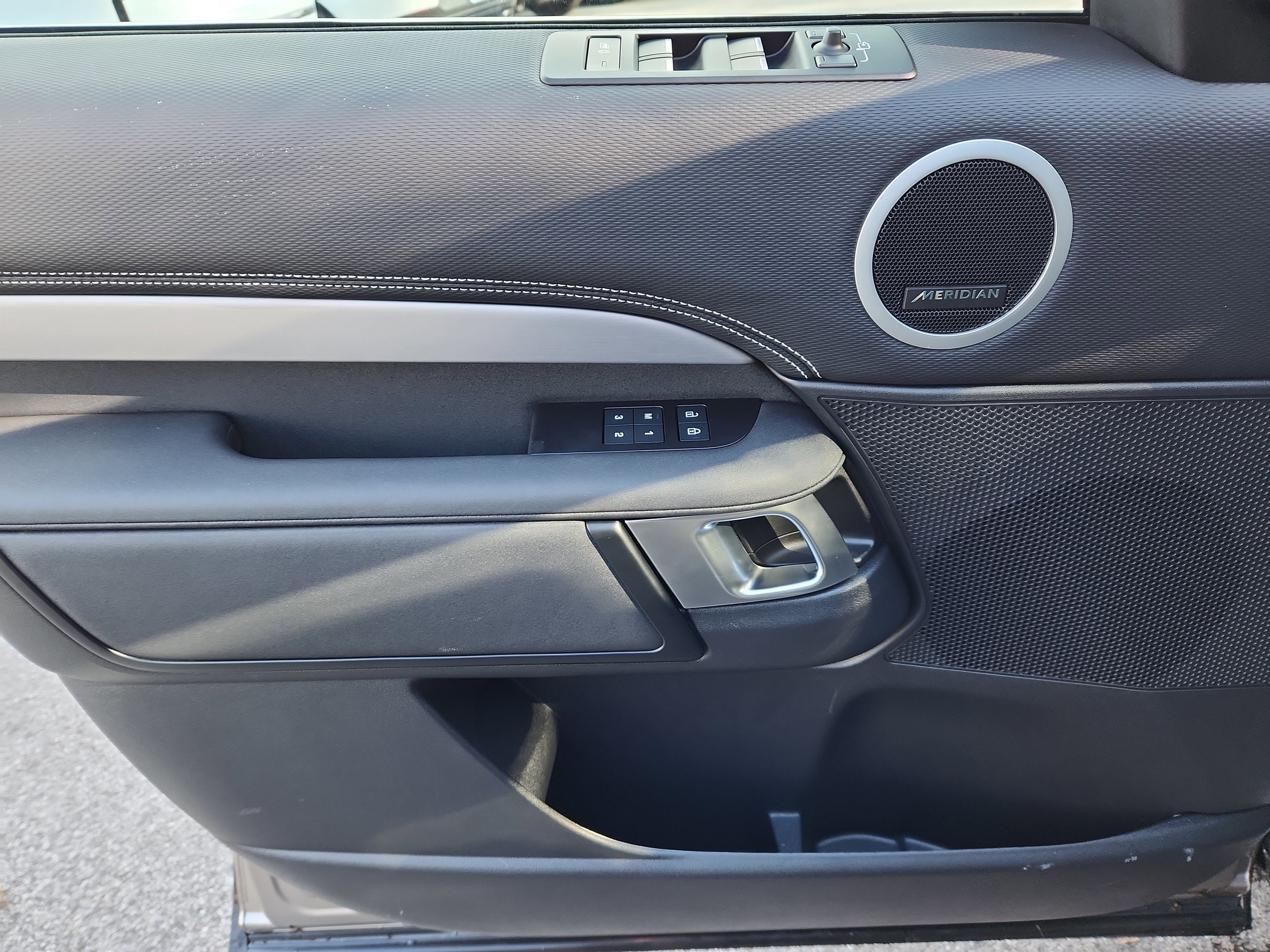 Certified 2024 Land Rover Discovery Dynamic SE image 25