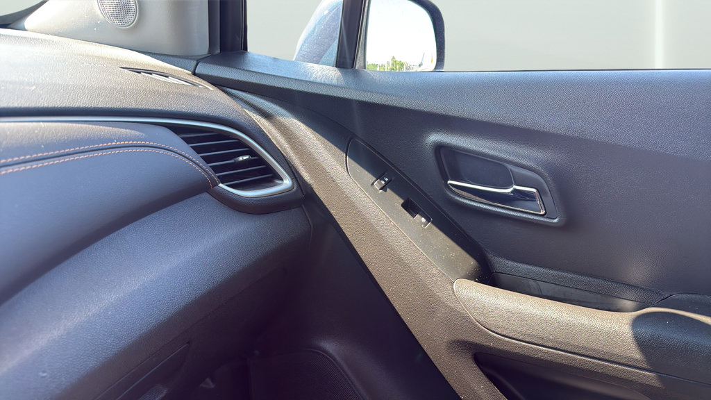 Used 2019 Chevrolet Trax LT w/ LT Convenience Package FWD image 13