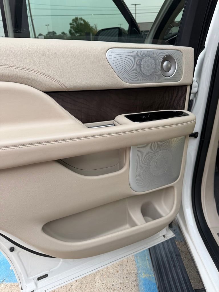 Used 2021 Lincoln Navigator Reserve w/ Luxury Package image 18