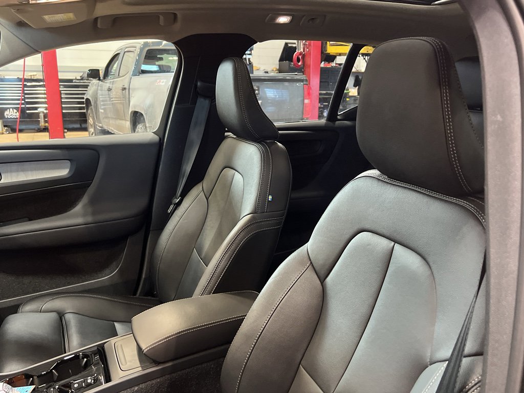 Used 2025 Volvo XC40 B5 Plus image 15