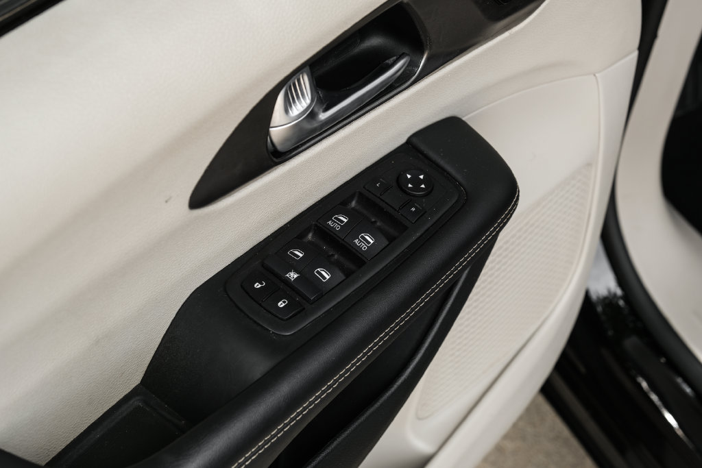 Used 2024 Chrysler Pacifica Touring-L FWD image 59
