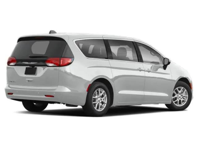 Used 2021 Chrysler Voyager L FWD image 4