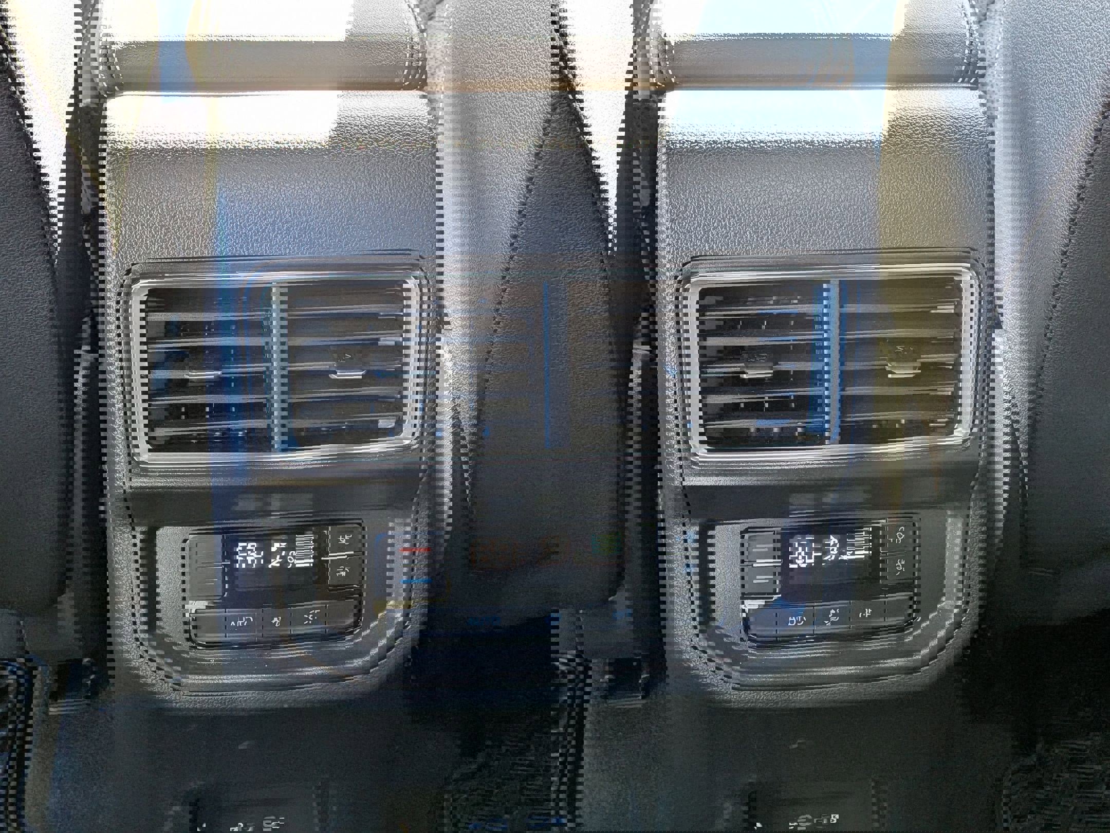 Used 2025 Volkswagen Atlas SE image 31