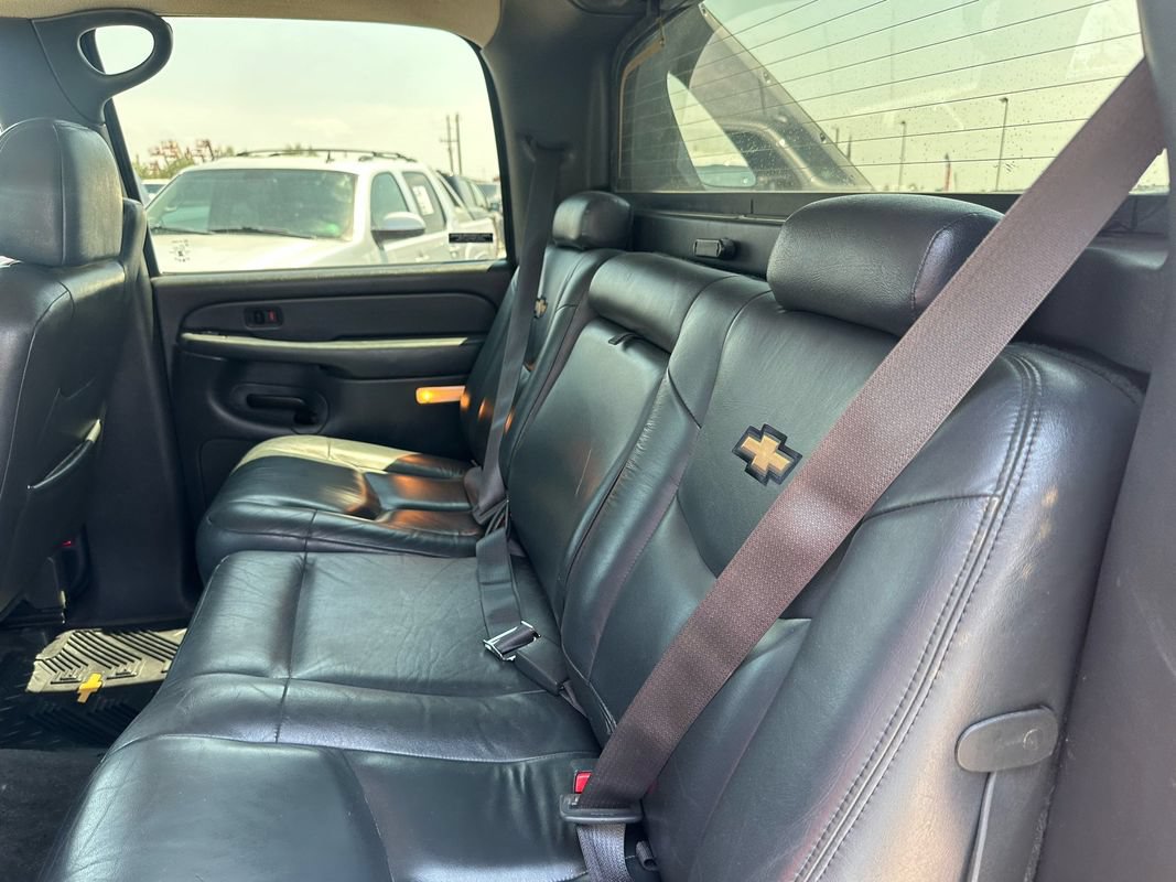Used 2002 Chevrolet Avalanche 2500 w/ Convenience Pkg AWD/4WD image 30