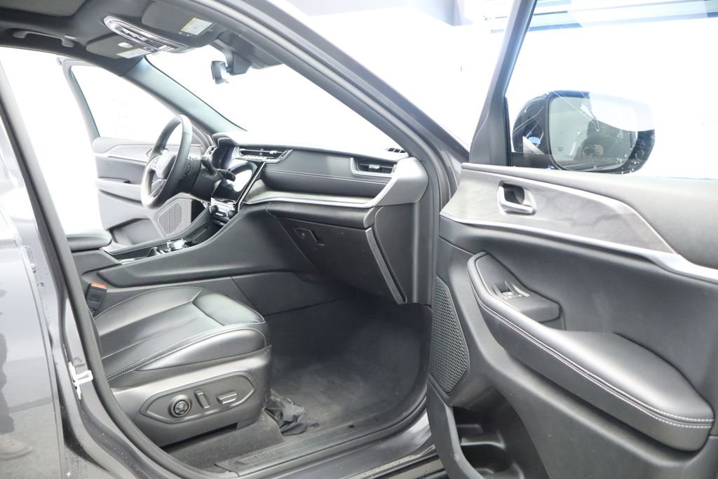 Used 2024 Jeep Grand Cherokee Limited w/ Black Appearance Package AWD/4WD image 28