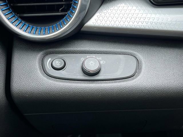 Certified 2025 Chevrolet Trax LT w/ LT Convenience Package image 35