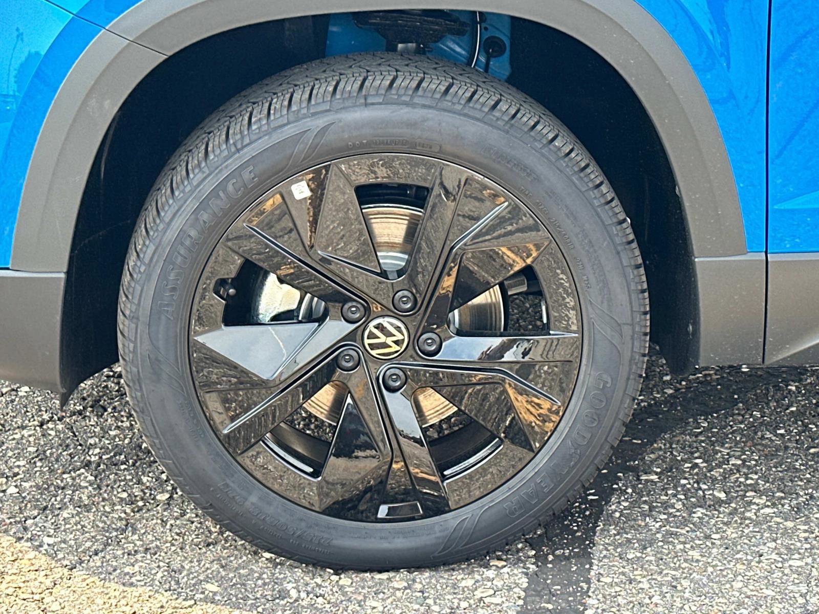 New 2025 Volkswagen Taos SE image 9