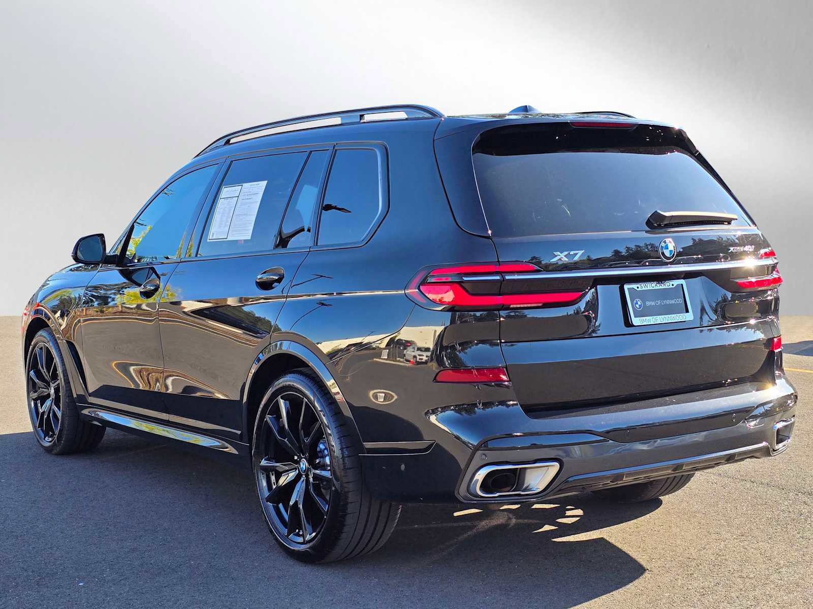 Used 2024 BMW X7 xDrive40i w/ M Sport Package AWD/4WD image 5