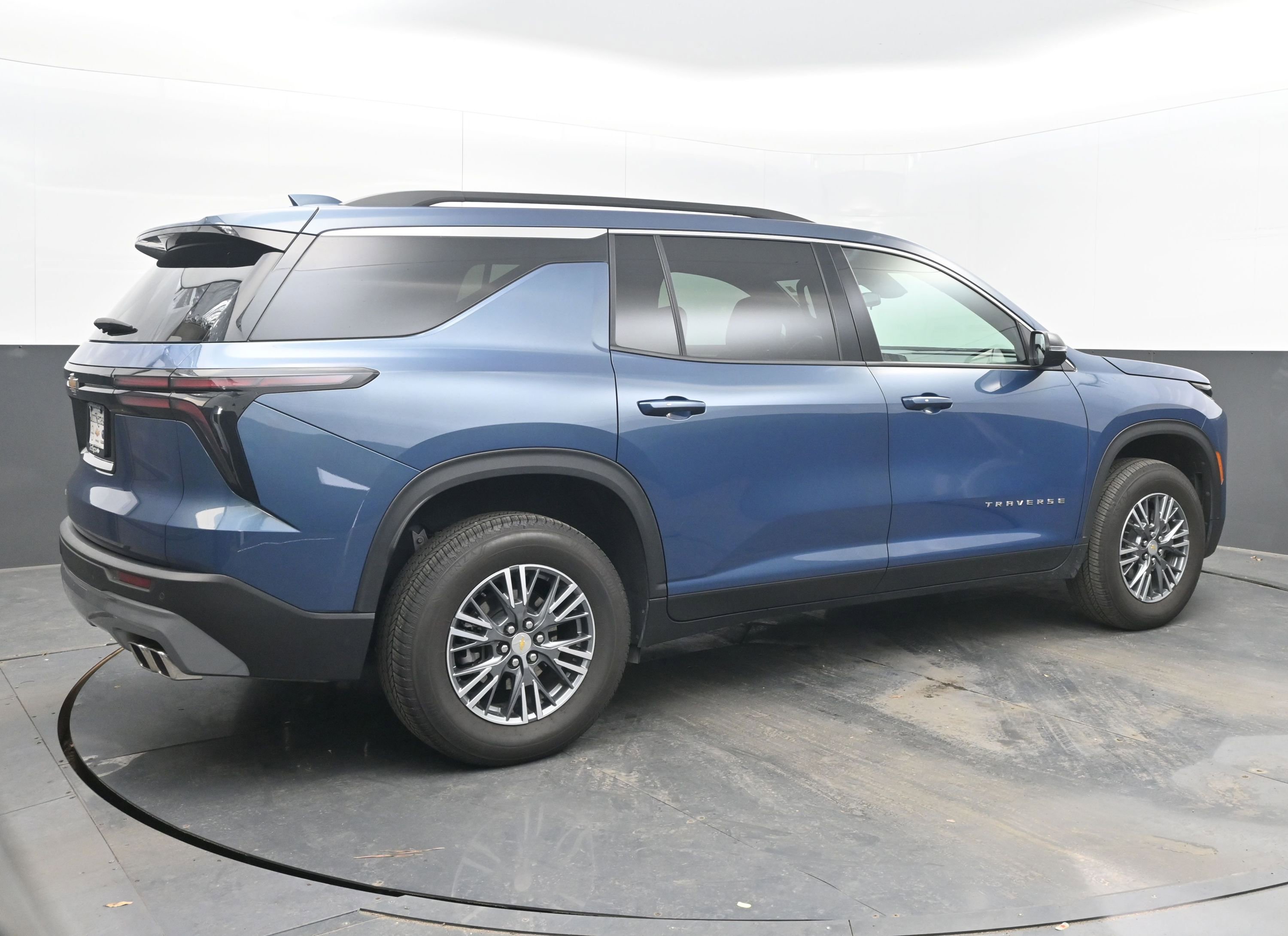 Used 2025 Chevrolet Traverse LT image 9