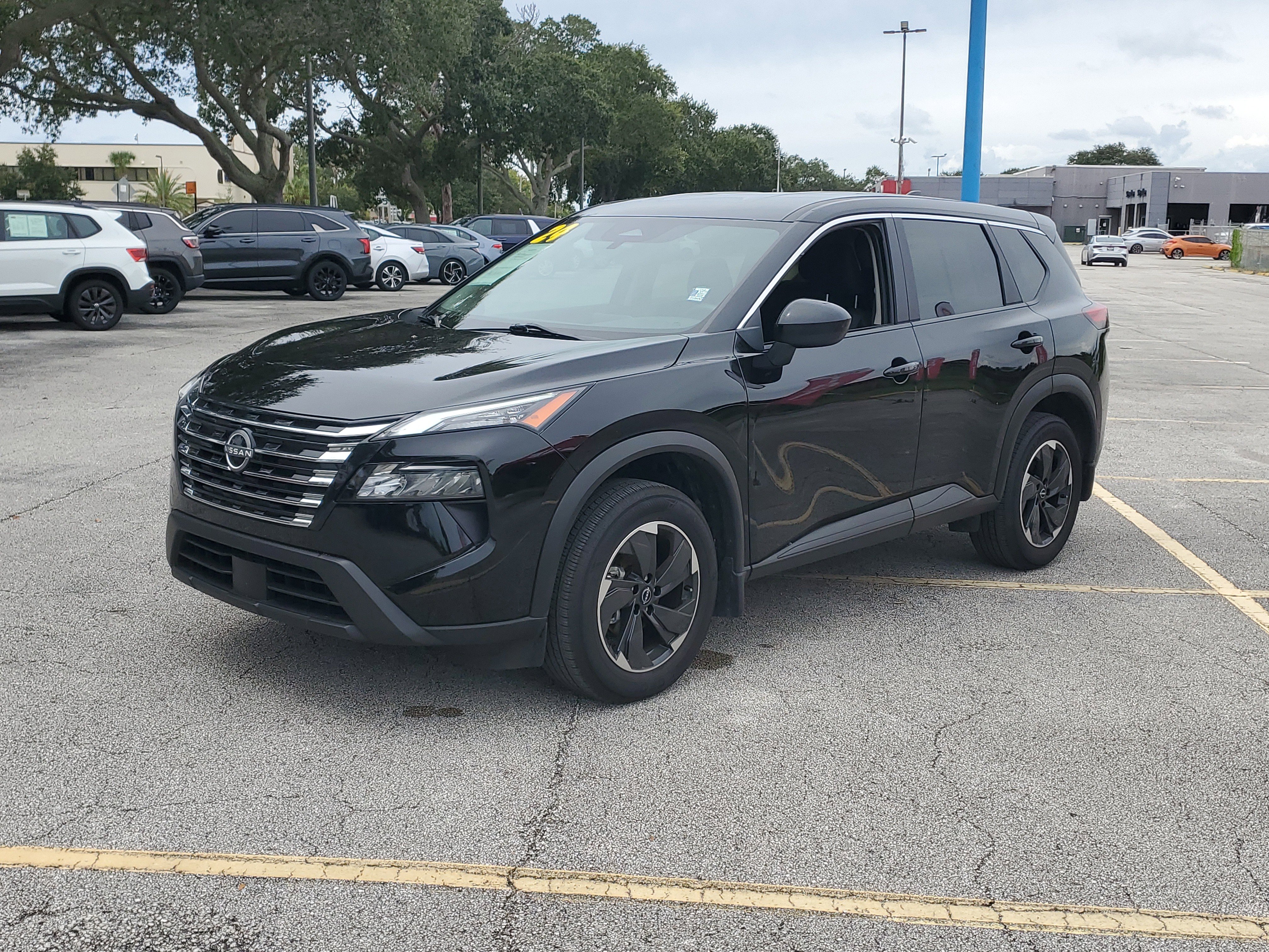 Used 2024 Nissan Rogue SV image 2