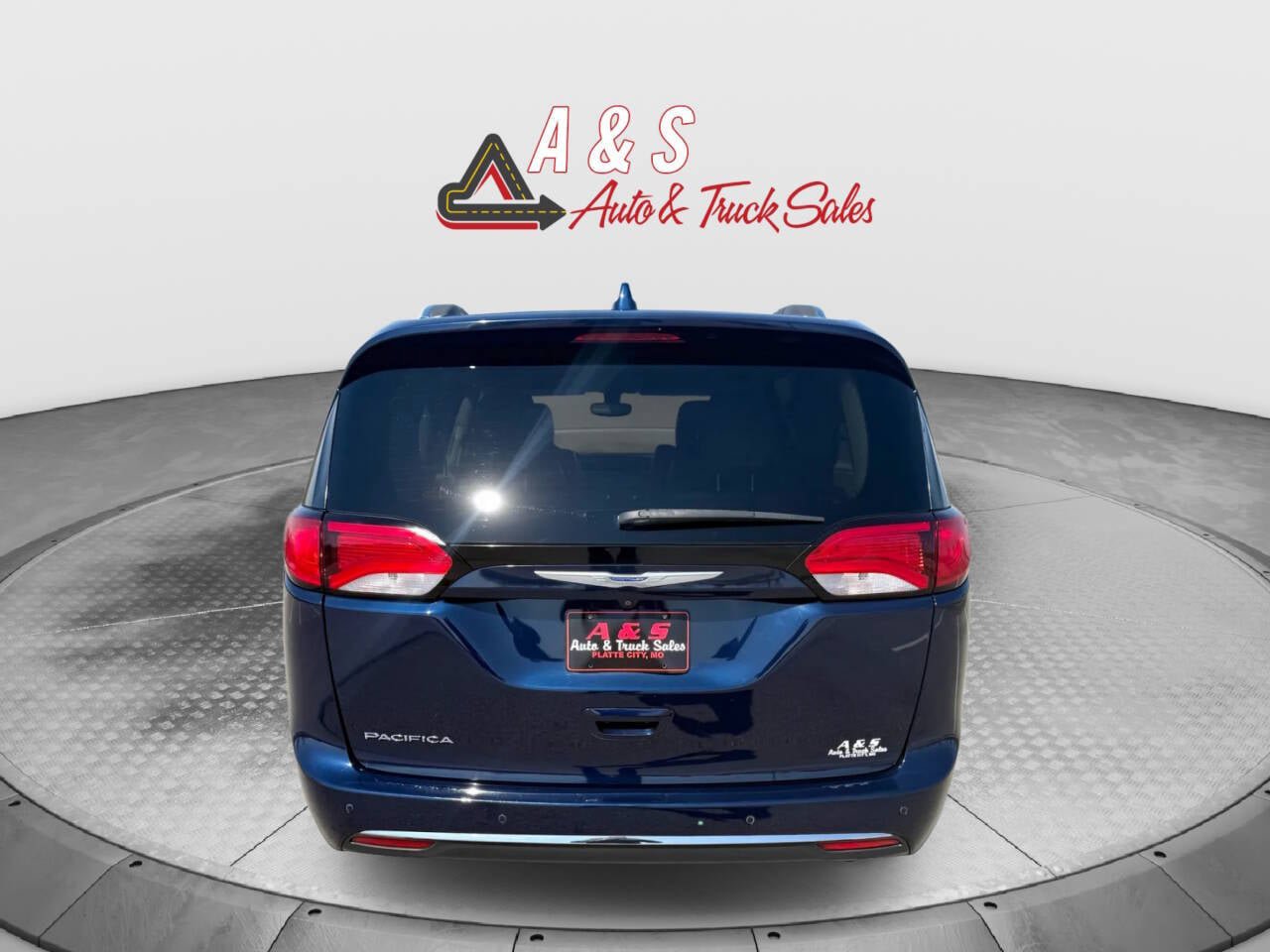 Used 2020 Chrysler Pacifica Touring-L Plus FWD image 4